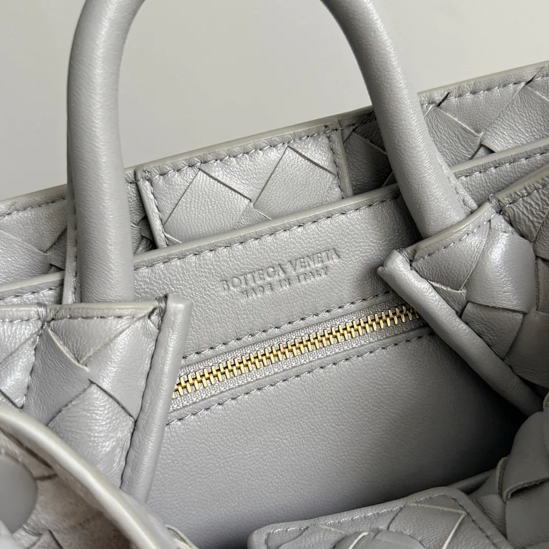 The new Andiamo batch of 3060 BV is shipped‼ ️The classic intercciato weaving process is used to create a soft bag, the metal knot is made of micro-cast aluminum using jewelry technology🪢, and the decorative beads are made of metal and hand-polished oak, allowing you to jump repeatedly between elegance and fun💃, making it unpredictable. Classic and versatile, it shows off your temperament, and the bag has a large capacity, making it very convenient for daily commuting! It has a variety of carrying methods, the shoulder straps can be adjusted by yourself, the original lambskin feels soft and delicate, and the unisex style breaks gender boundaries and brings a more practical and long-lasting use experience. The Andiamo, which has both elegant and casual styles, perfectly interprets the "fashionable old money style". Style number: 743568+wood hardware Color: suede silver gray Size: 25*22*10.5cm